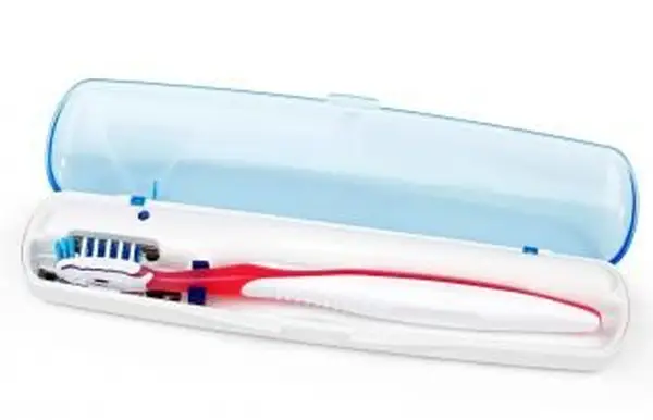 Spazzolino da denti in custodia igienizzante