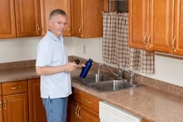 Comment nettoyer les bouteilles d'eau réutilisables