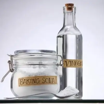 Garrafa de bicarbonato de sódio e vinagre