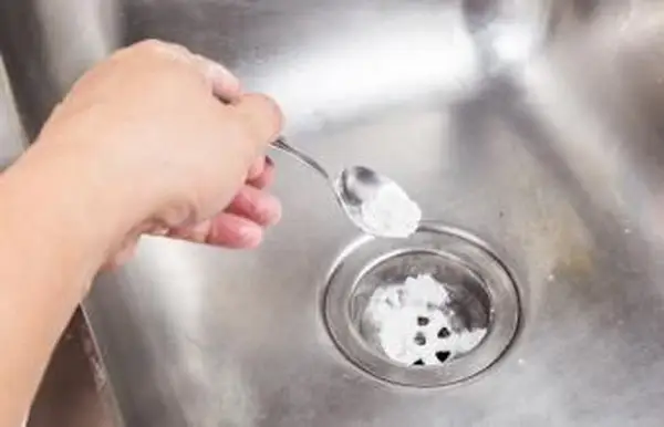 Bicarbonato di sodio versato per sbloccare il drenaggio