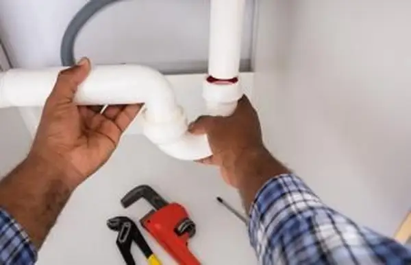 Tubo del lavandino del raccordo dell'idraulico in cucina