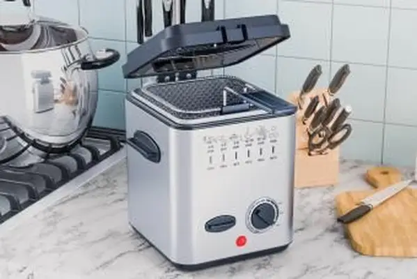 כיצד לנקות טיגון עמוק בשבעה שלבים פשוטים