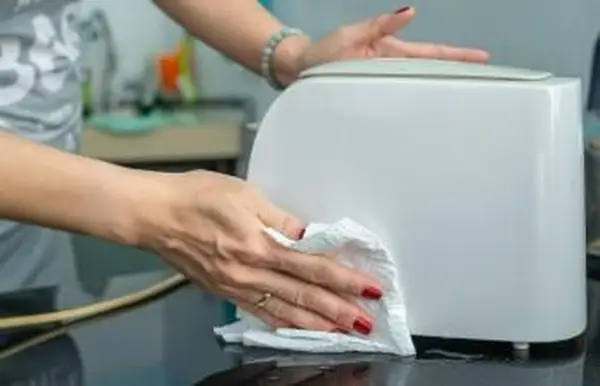 토스터 안팎을 청소하는 방법