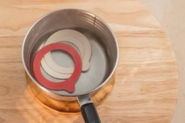 Jarros de conservas com anéis de borracha