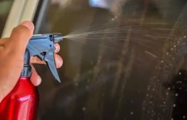 ריסוס WD 40 על מכונית