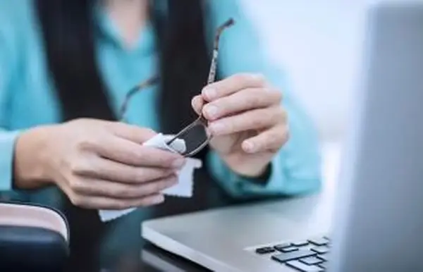 Come pulire un panno per la pulizia degli occhiali