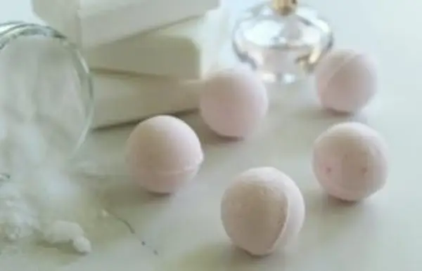 bomby do kąpieli na stole