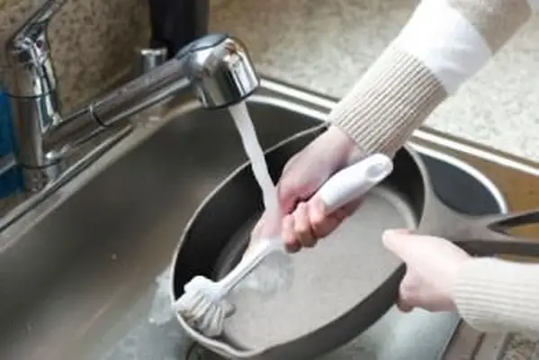 Nettoyage de poêle en fonte