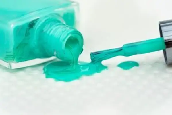 Esmalte verde em espuma branca