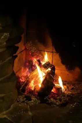 暖炉のモルタルをきれいにする方法を示す暖炉