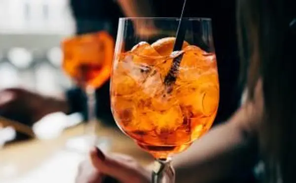 Zwei Frauen mit Aperol-Spritz-Getränken