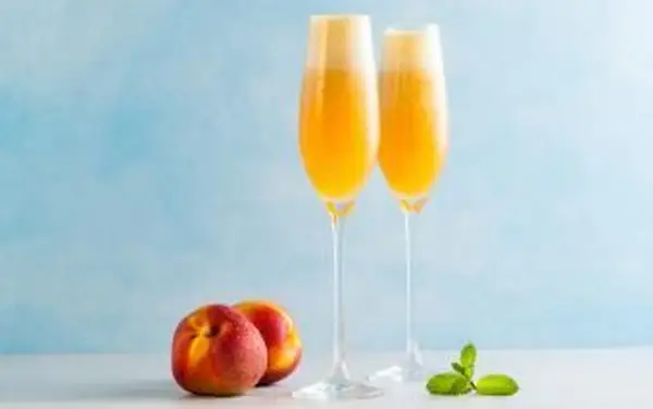 Bellini und frische Pfirsiche