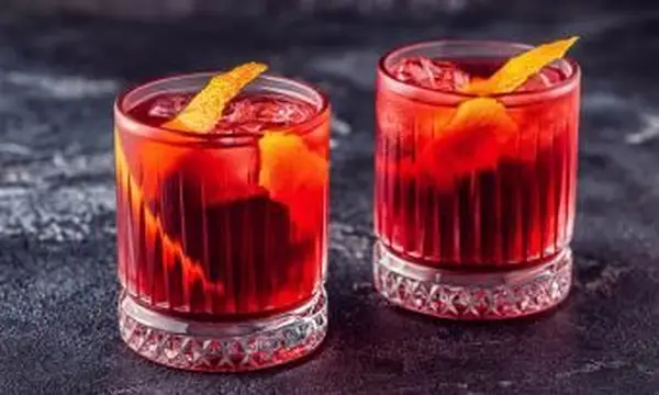 Negroni-Cocktail mit Orangenschale und Eis