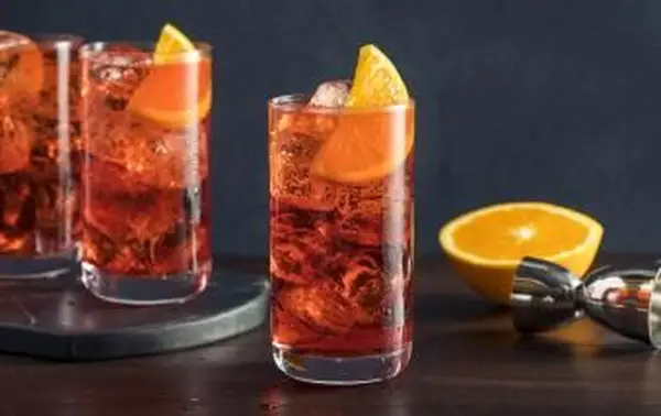 Erfrischender kalter Americano-Cocktail mit Orangengarnitur