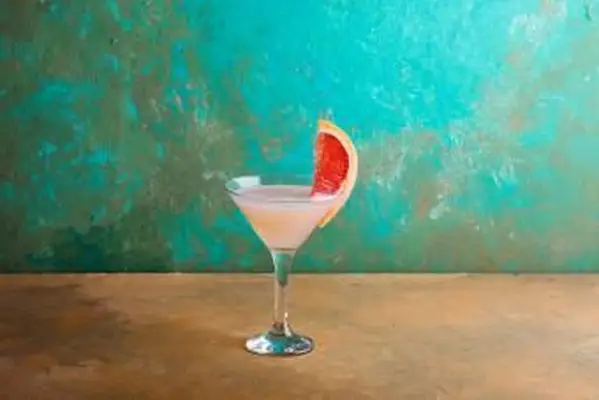 Brown derby cocktail con contorno di pompelmo