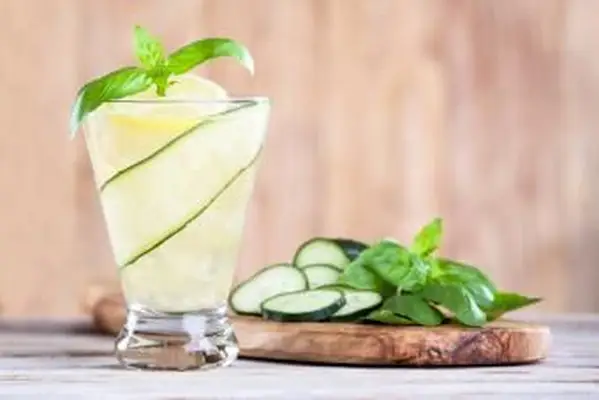 Świeży koktajl kokosowo-imbirowy