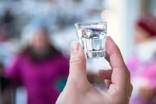 Ręka trzymająca kokosową bombę z wiśni cherry