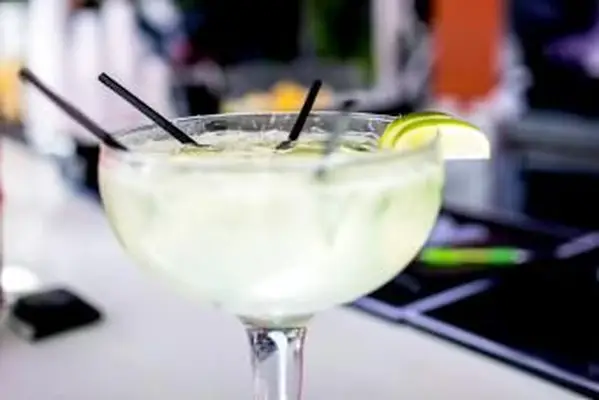 Biały koktajl z limonką i kokosem