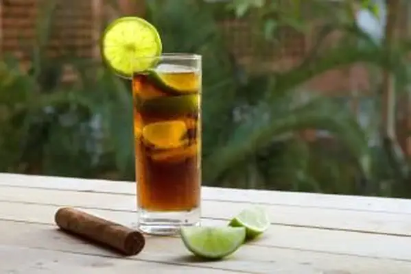 Kokosowe Cuba Libre i delikatne kubańskie cygaro