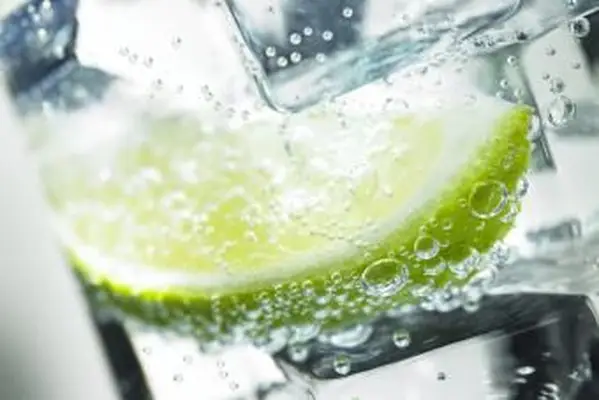 Kawałek limonki z lodem w napoju gazowanym