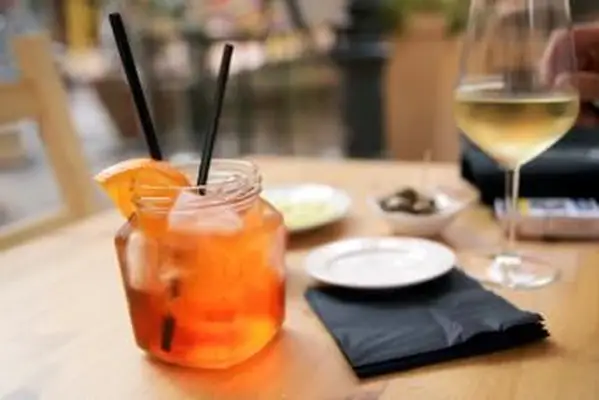 Spritz kokosowy i wino na stole