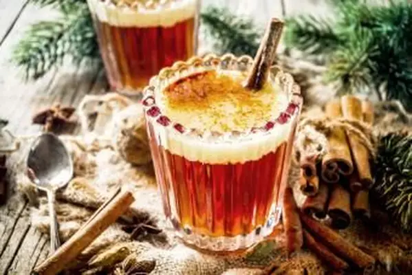 Mätový julepový kokteil, alkoholický nápoj na drevenej doske