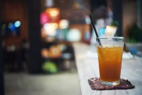 Moderný koktail zblízka s čerešňou