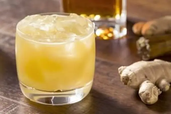 Tradičný sezónny drink z punču v bare