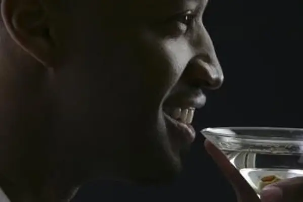 איש מחזיק וודקה מרטיני