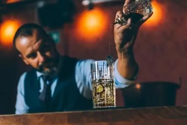 Bartender mezclando una bebida