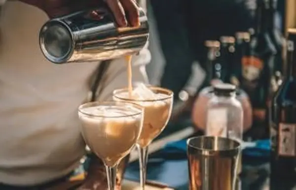 Barman préparant un cocktail de liqueur de crème irlandaise