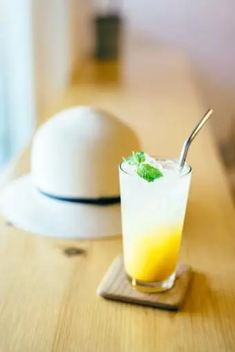 さわやかなアイスパッションフルーツとマンゴーレモネードのグラス