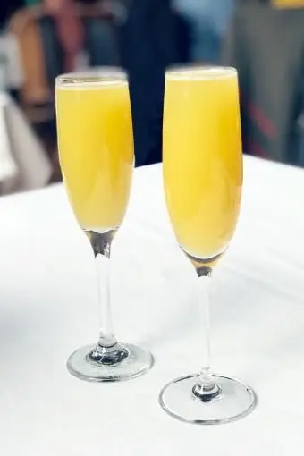 シャンパングラスの2つのマンゴーミモザ