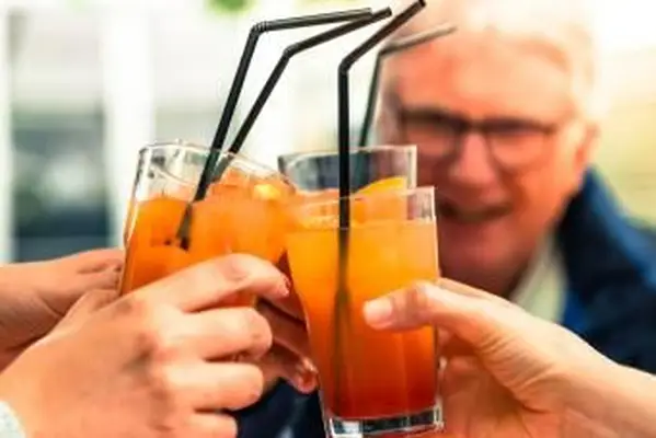 בורג איטי ונוח על הקוקטייל בקיר