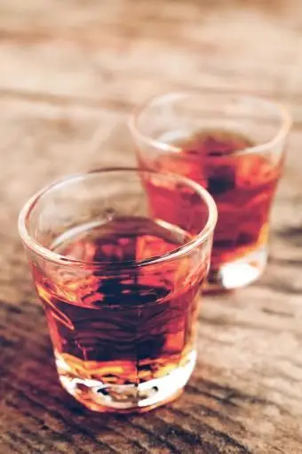 テーブルの上の赤い夜明けショット