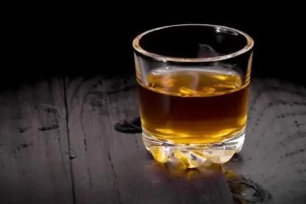 黒い木のコニャックのウイスキーグラス