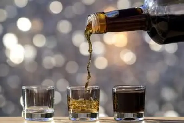 アルコール飲料によって提出されているショット