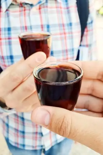 サングリアショットを飲む