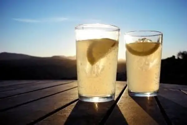 Dos brandies rebujito en la mesa contra el cielo azul