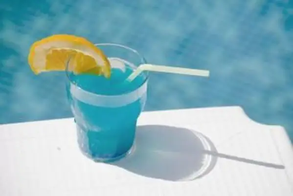 Cocktail frais sur table contre piscine