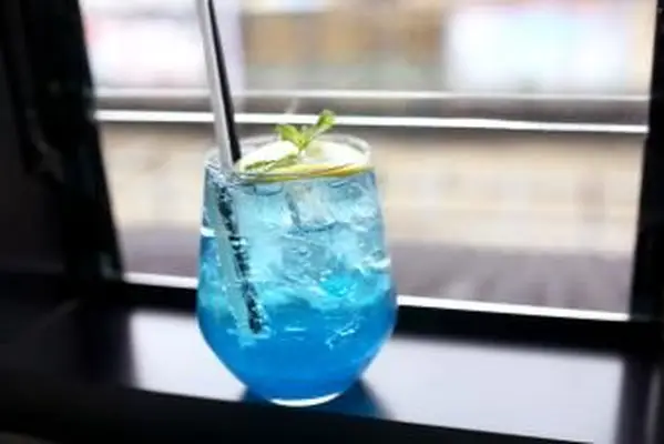 Boire sur le rebord de la fenêtre