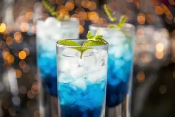 Cocktail frais avec liqueur de curaçao bleu