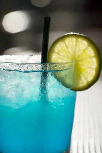 Gelure bleue avec tranche de citron vert