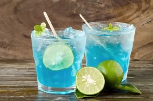 11 cocktails bleu Curaçao de Beachy à élégant
