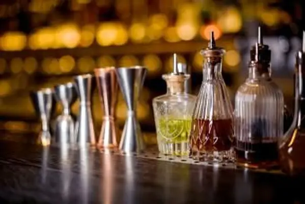 Pić w szklance na stole