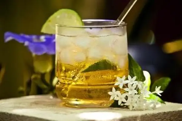 Kobieta barmanka robi koktajl whisky?