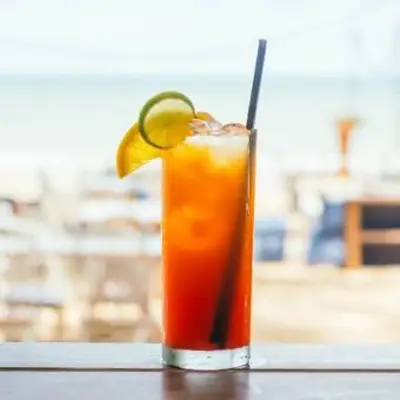 Ponche de rum caribenho clássico