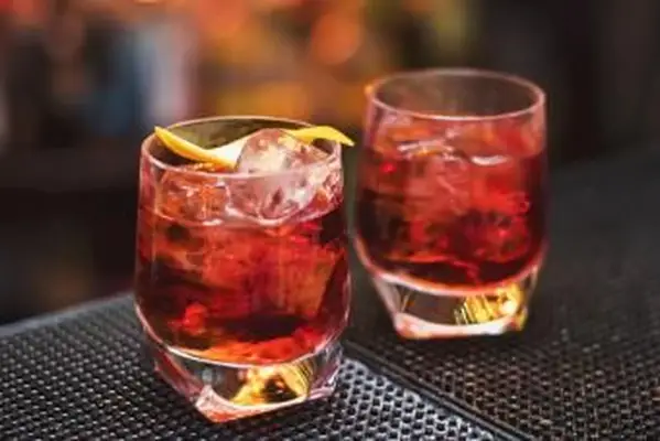Dois coquetéis negroni
