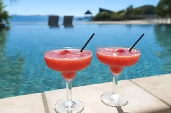 Daiquiris de morango à beira da piscina