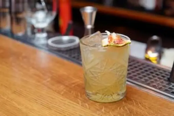 석류와 레이어드 음료